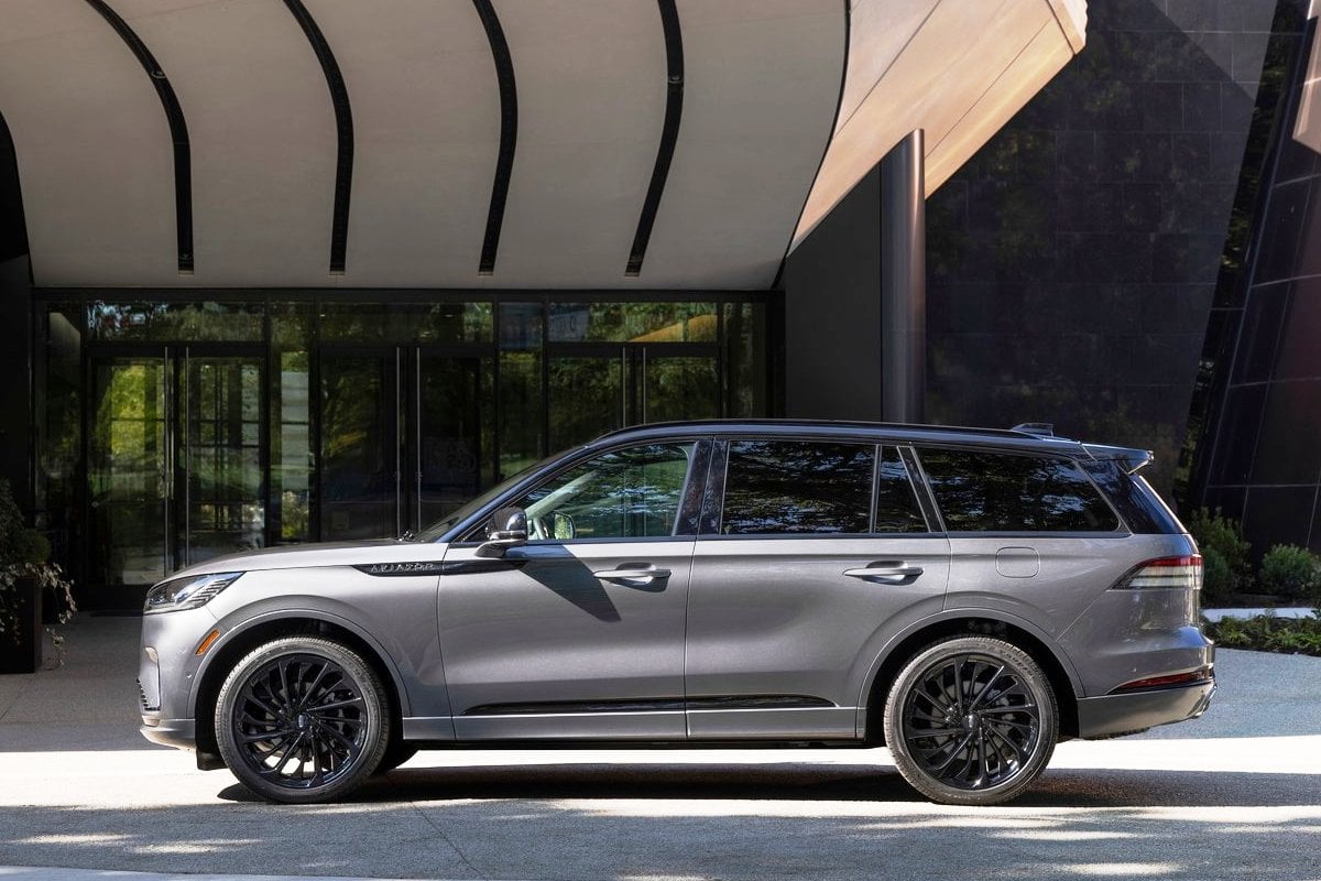 Lincoln Aviator side