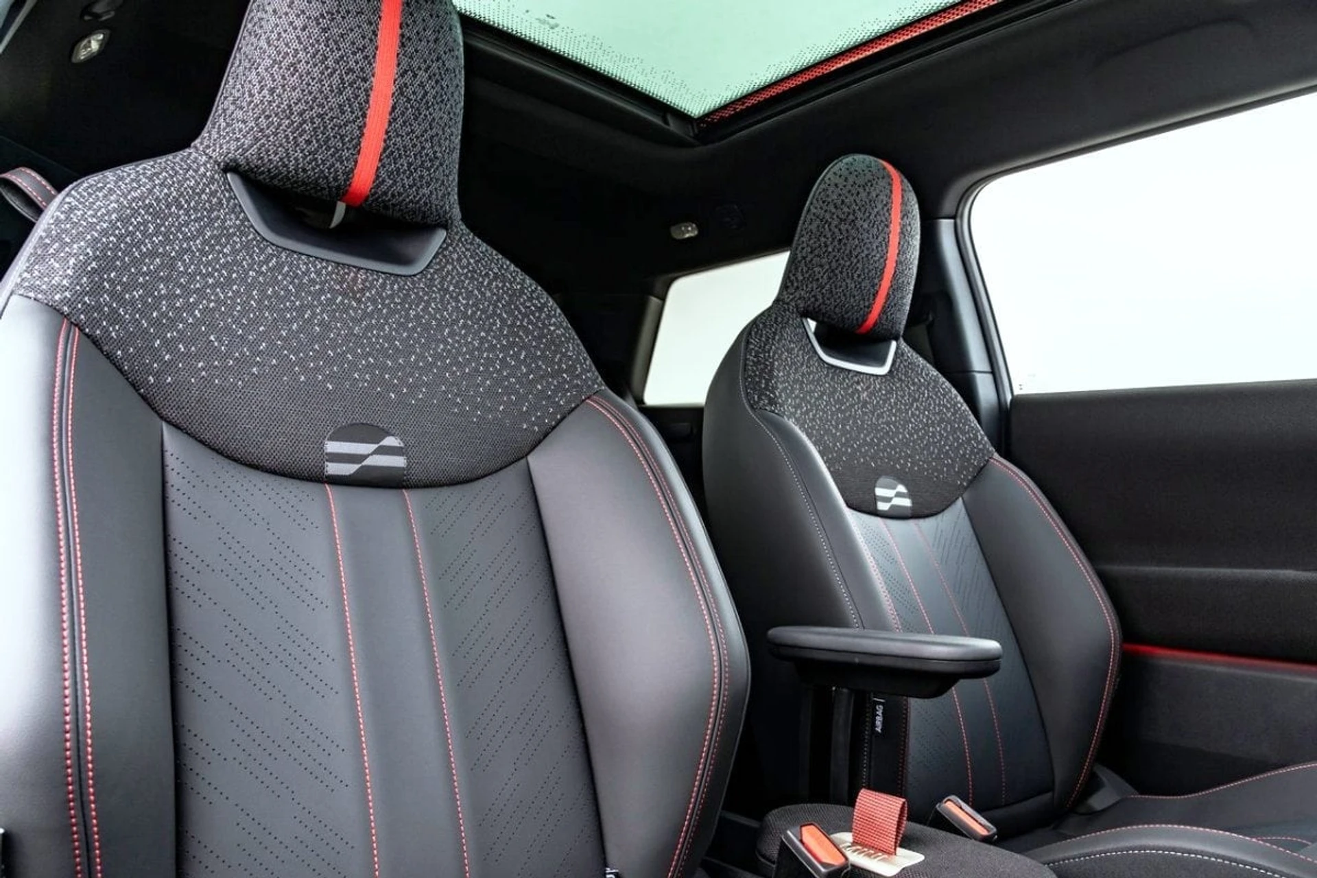 Mini Cooper SE JCW seats