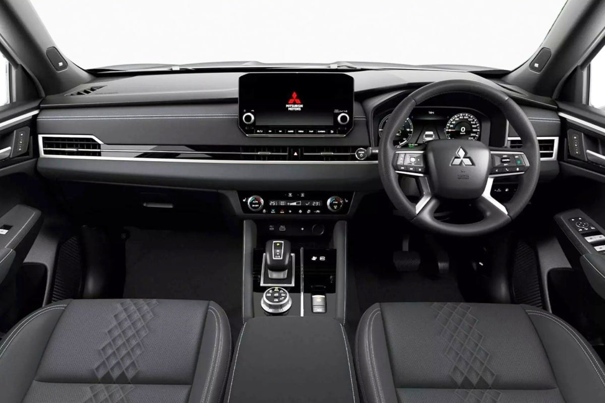 Mitsubishi Outlander GSR inside