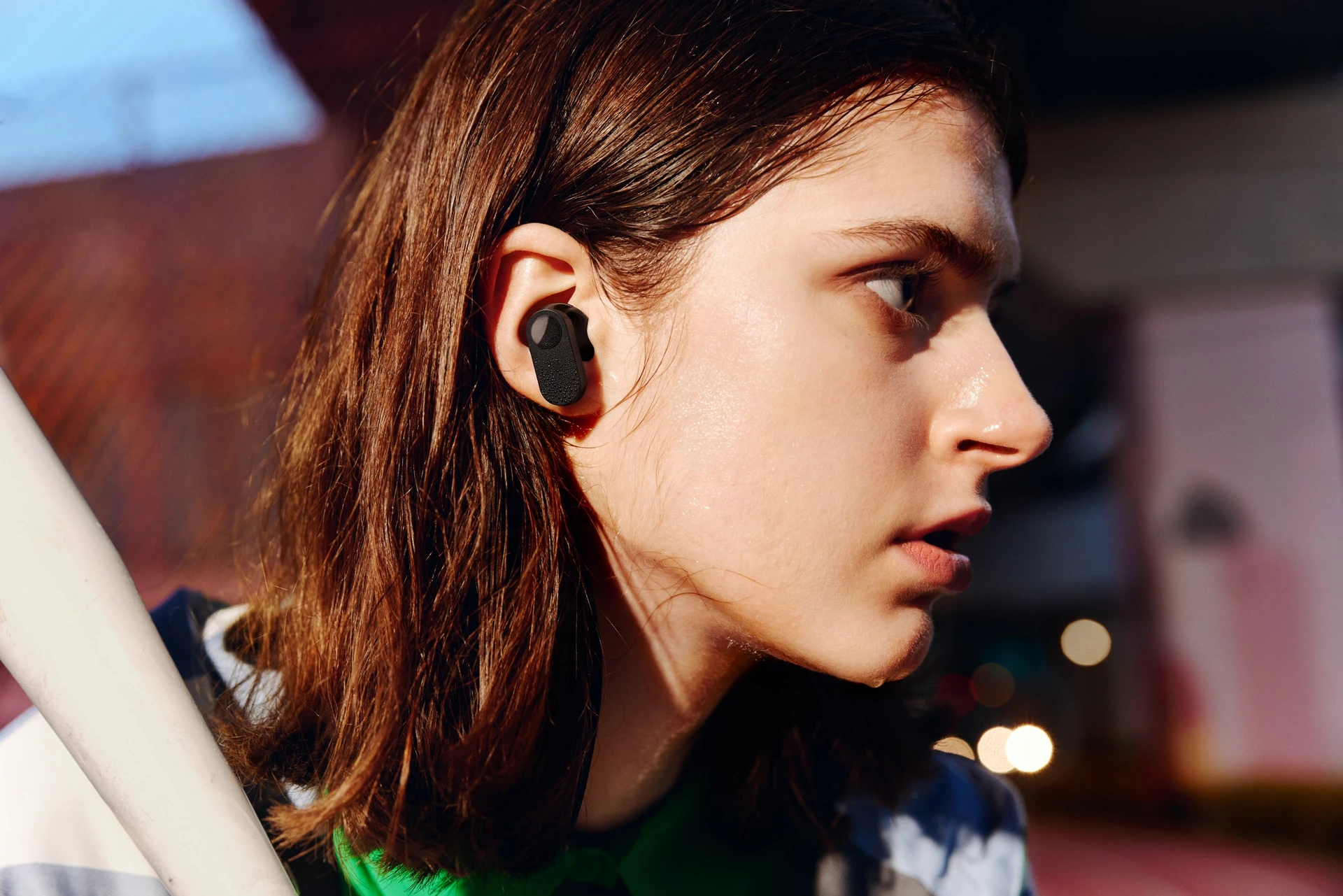 OnePlus_Nord_Buds_Black_lifestyle___lady_in_black_and_white