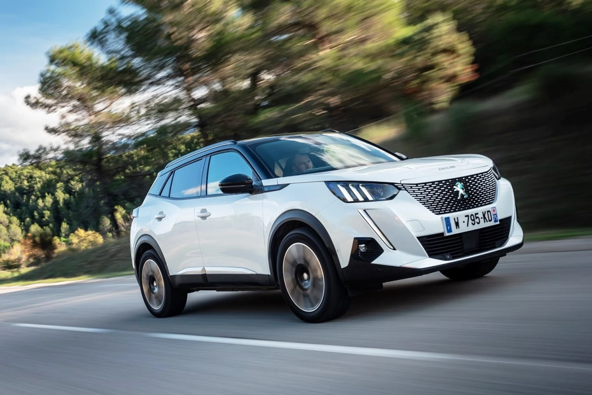 PEUGEOT e-2008 front