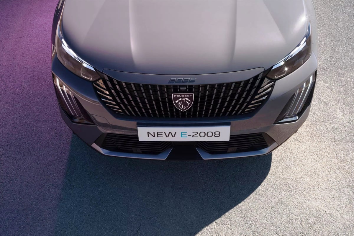Peugeot e-2008 front