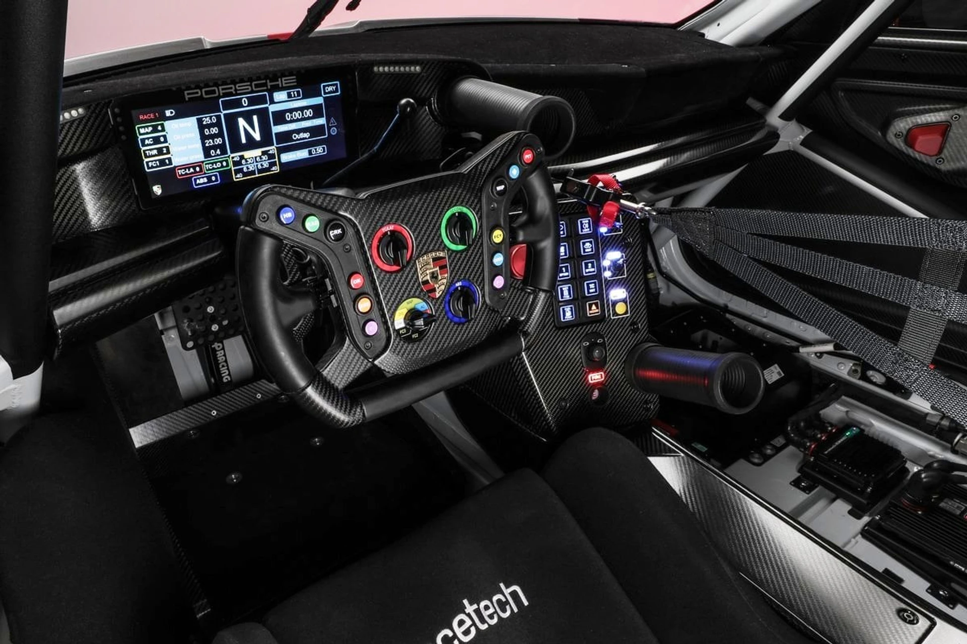 Porsche 911 GT3 R inter
