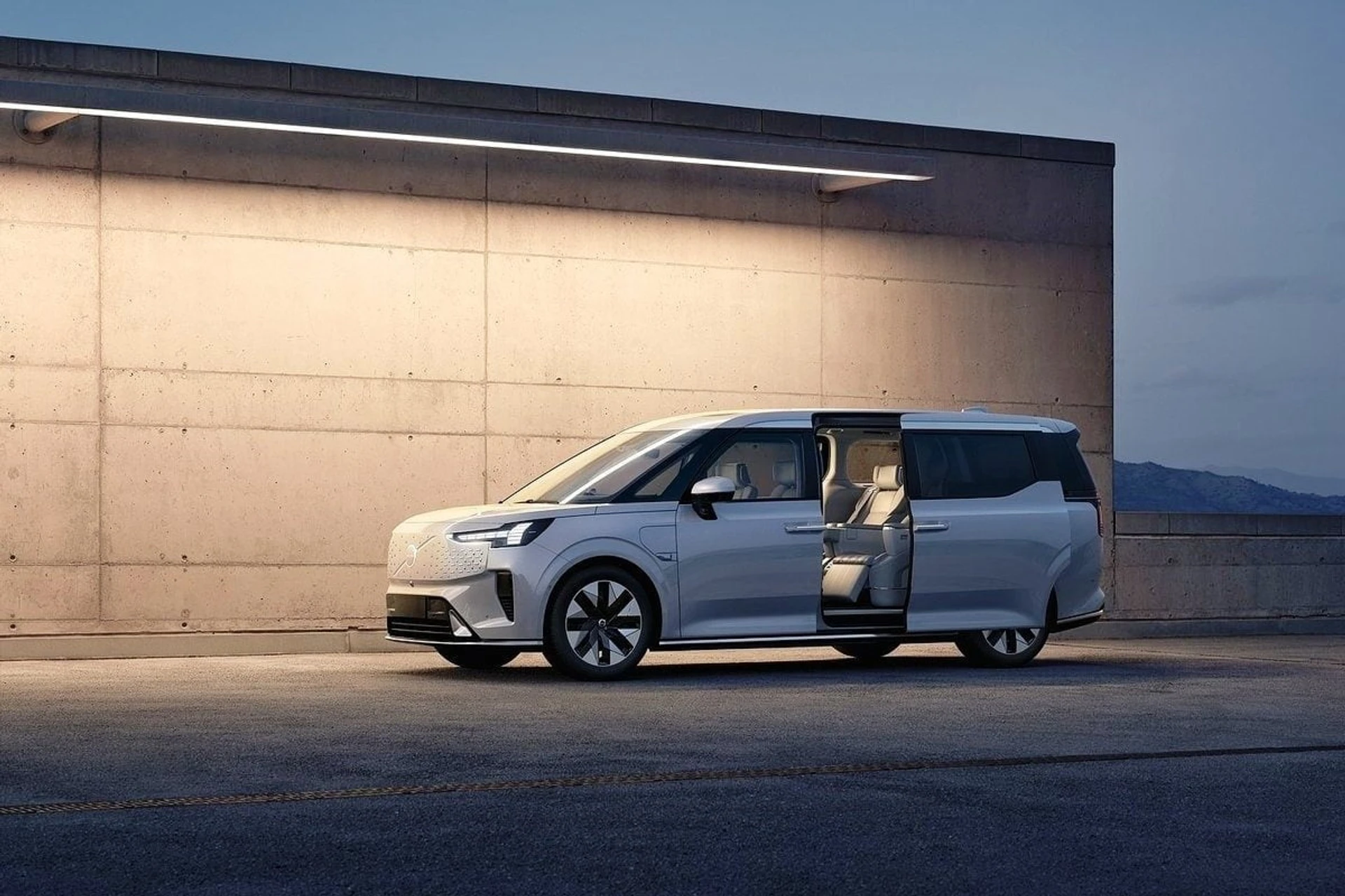 Volvo EM90 2024