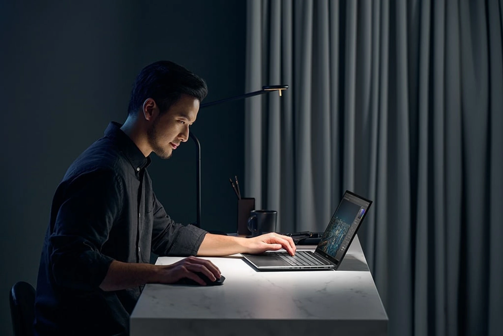 Zenbook_Pro_15_Flip_OLED_UP6502_Scenario_photo_01_1