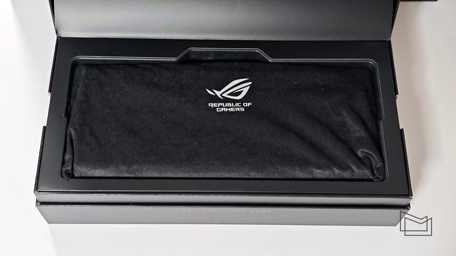 Огляд ASUS ROG Azoth Extreme: комплектація