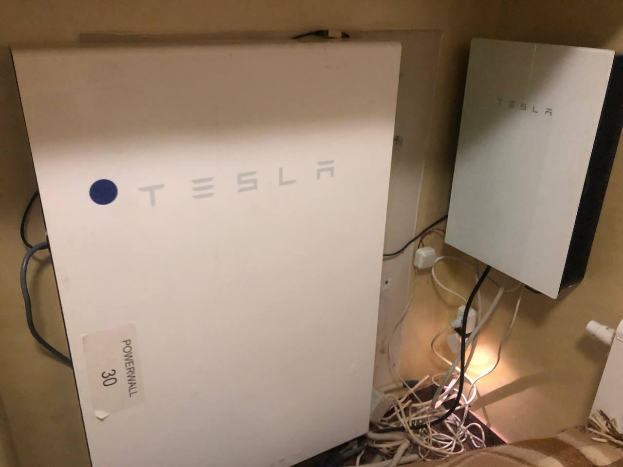 tesla-powerwall-2-helps-Ukraine-2