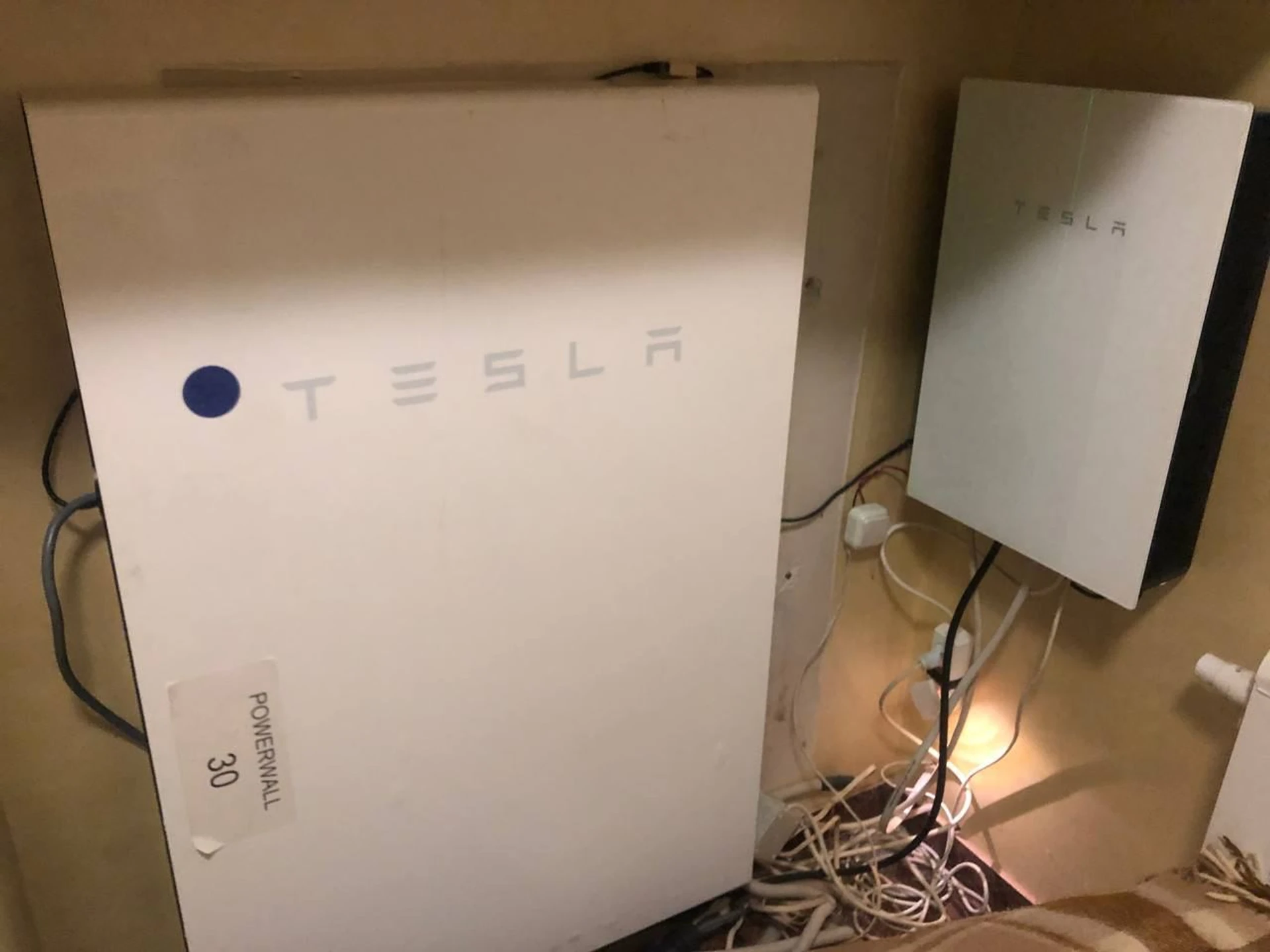 tesla-powerwall-2-helps-Ukraine-2